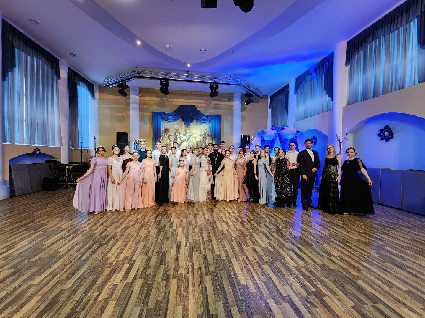 можайск, можайский городской округ, подмосковье, сретенский бал, традиции, культура, вальс, всемирный день молодежи, православная молодежь, танцы,