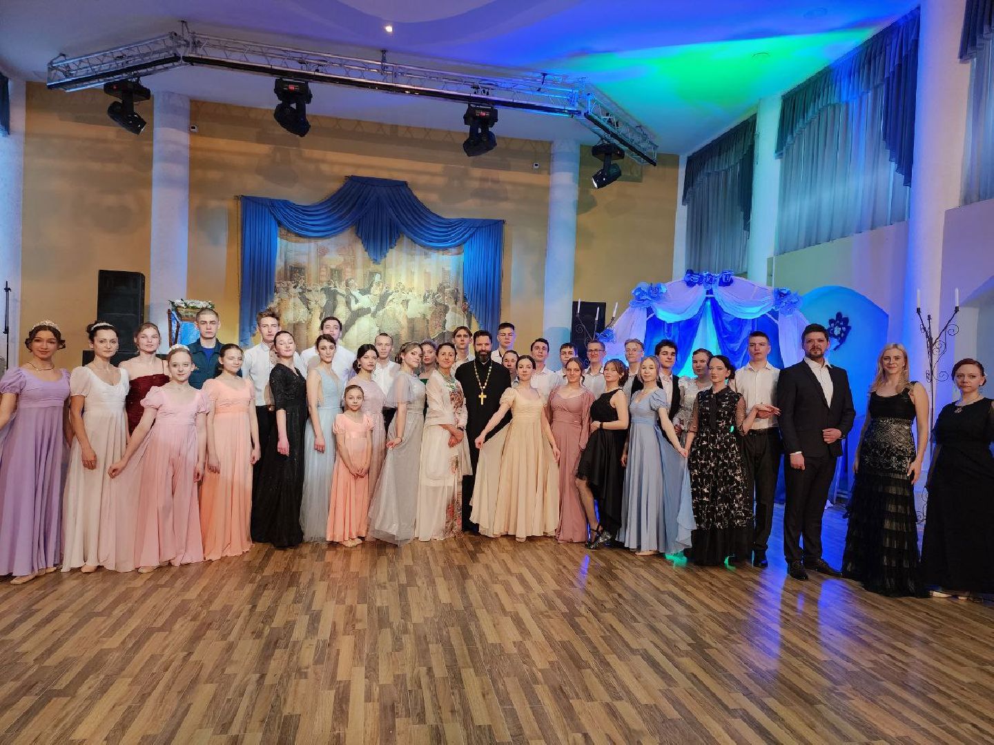 можайск, можайский городской округ, подмосковье, сретенский бал, традиции, культура, вальс, всемирный день молодежи, православная молодежь, танцы,