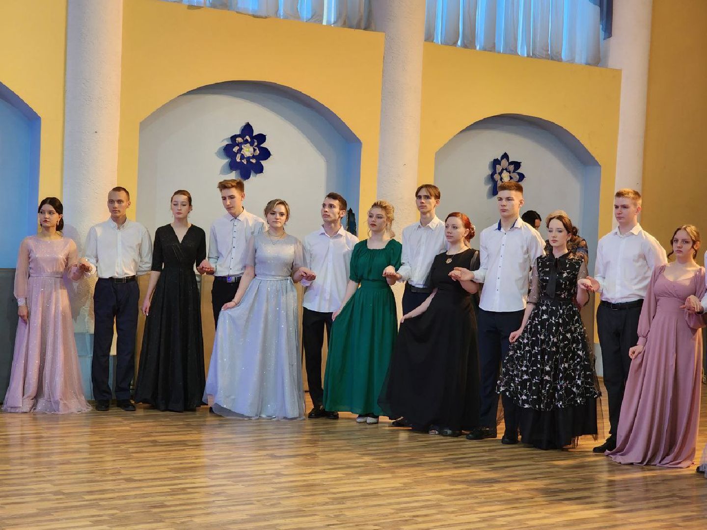 можайск, можайский городской округ, подмосковье, сретенский бал, традиции, культура, вальс, всемирный день молодежи, православная молодежь, танцы,