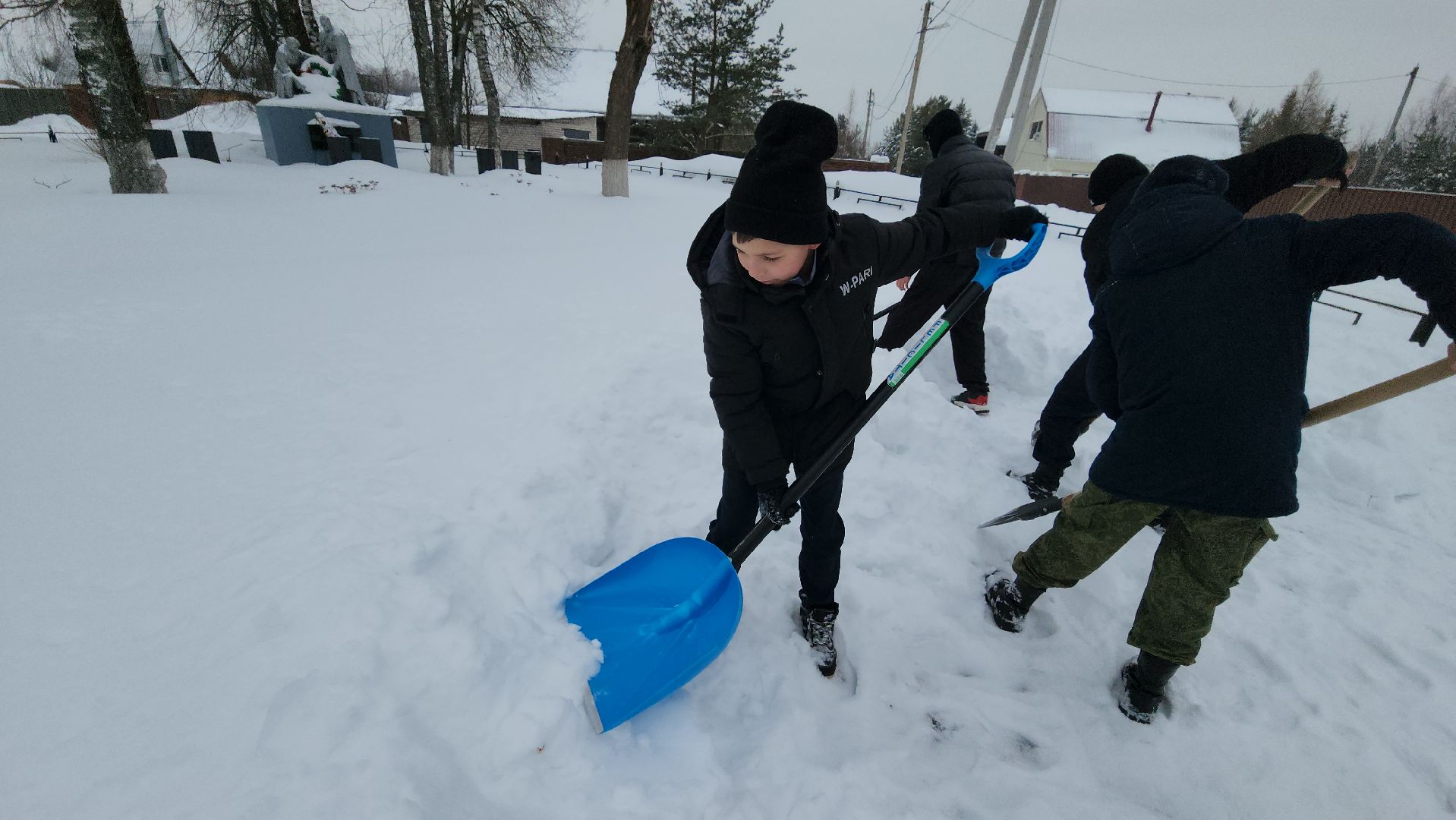 мемориал, вов, уборка снега, лицей, школьники, руза, рузский городской округ,