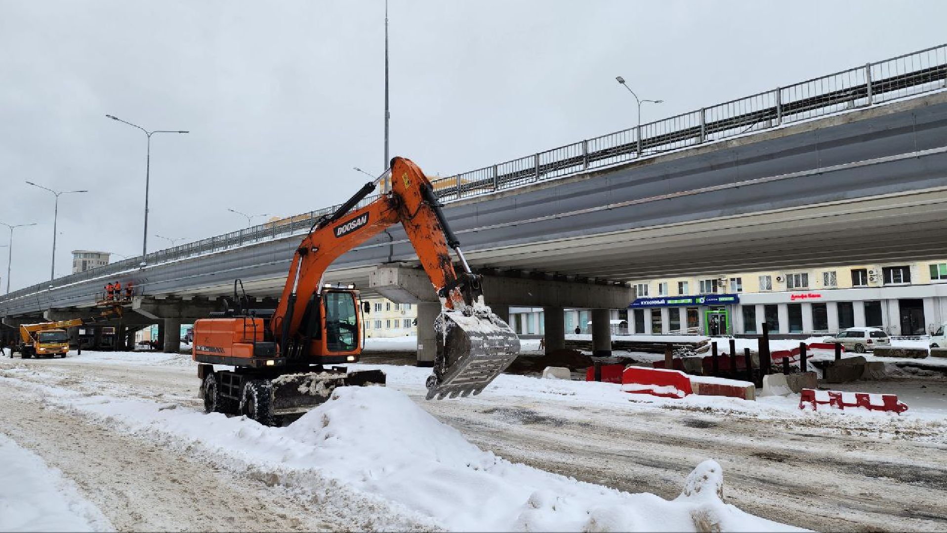 Люберцы, эстакада на Октябрьском проспекте в Люберцах, уборка снега,