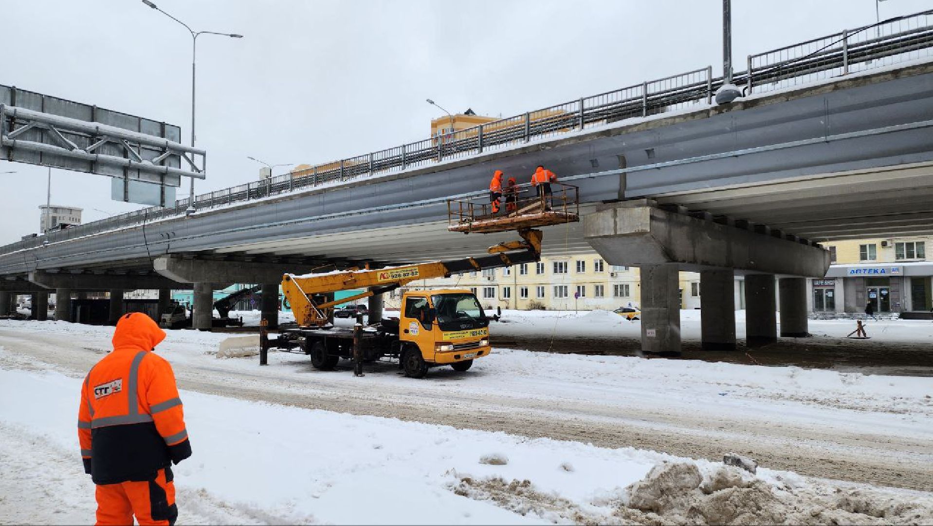 Люберцы, эстакада на Октябрьском проспекте в Люберцах, уборка снега,