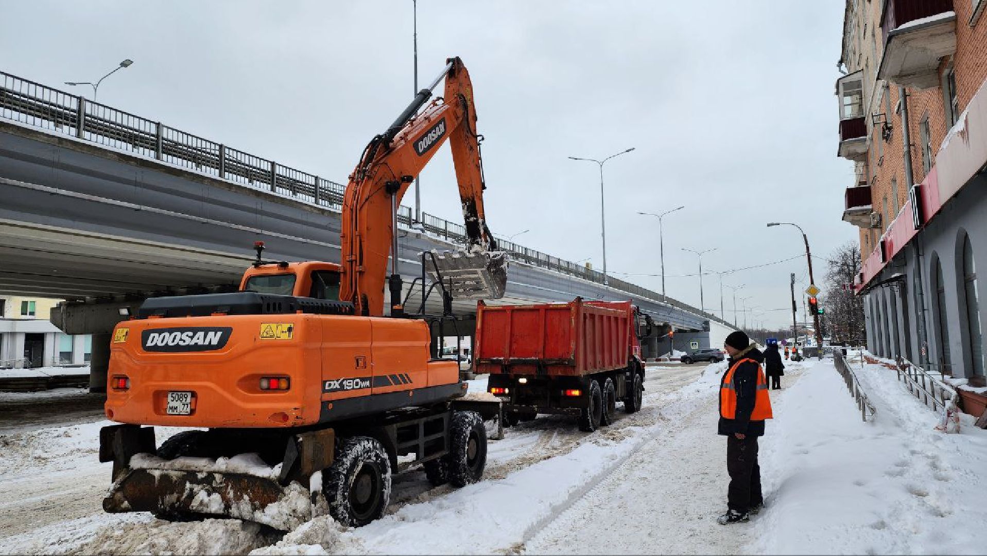 Люберцы, эстакада на Октябрьском проспекте в Люберцах, уборка снега,