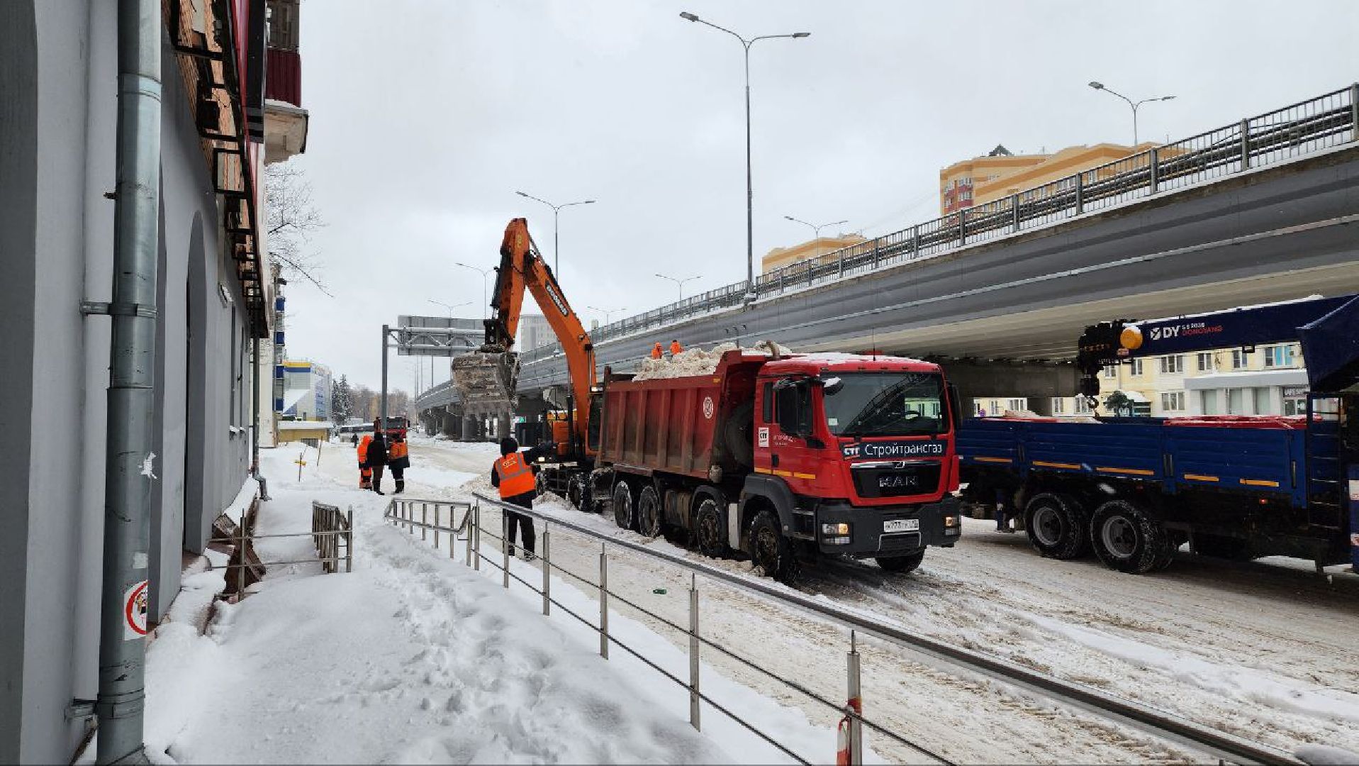 Люберцы, эстакада на Октябрьском проспекте в Люберцах, уборка снега,