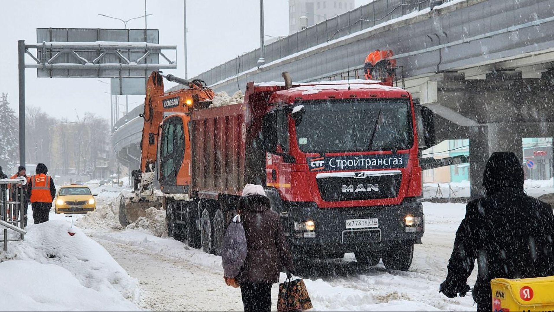 Люберцы, эстакада на Октябрьском проспекте в Люберцах, уборка снега,