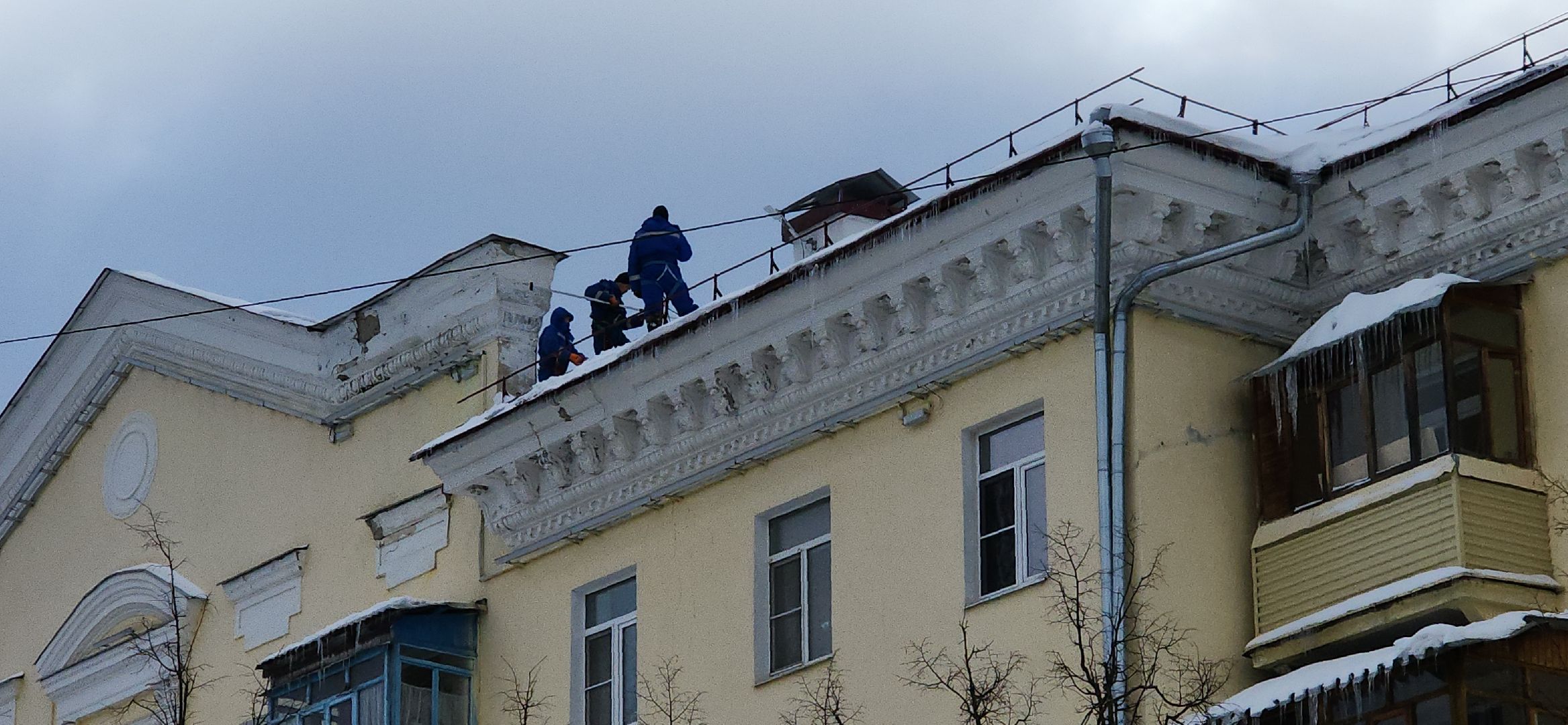 электросталь, мой город, жкх, жкх подмосковье, управляющая компания, сосульки, наледь, чистка кровли от снега, альпинизм,