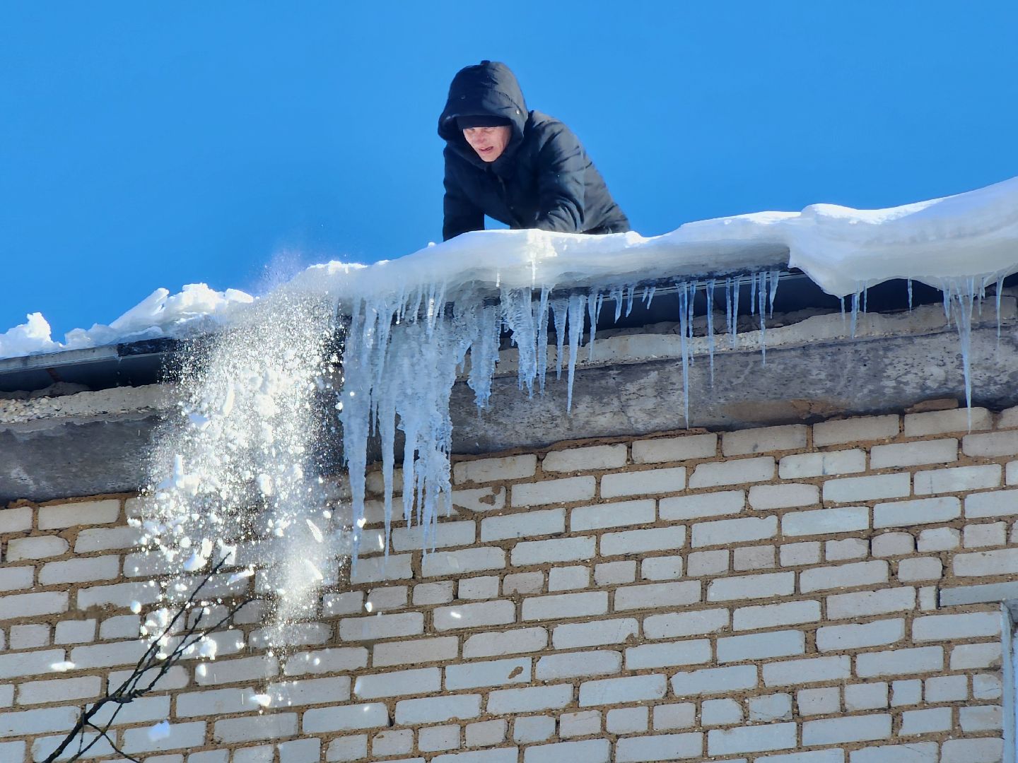 наледь, уборка крыш, сосульки, руза, рузский городской округ, московская область, коммунальщики,