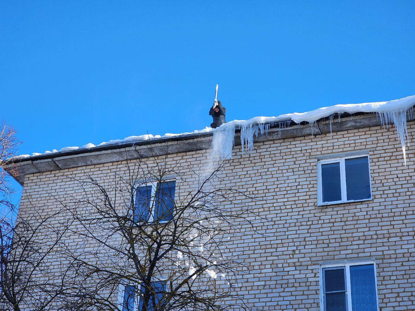 наледь, уборка крыш, сосульки, руза, рузский городской округ, московская область, коммунальщики,