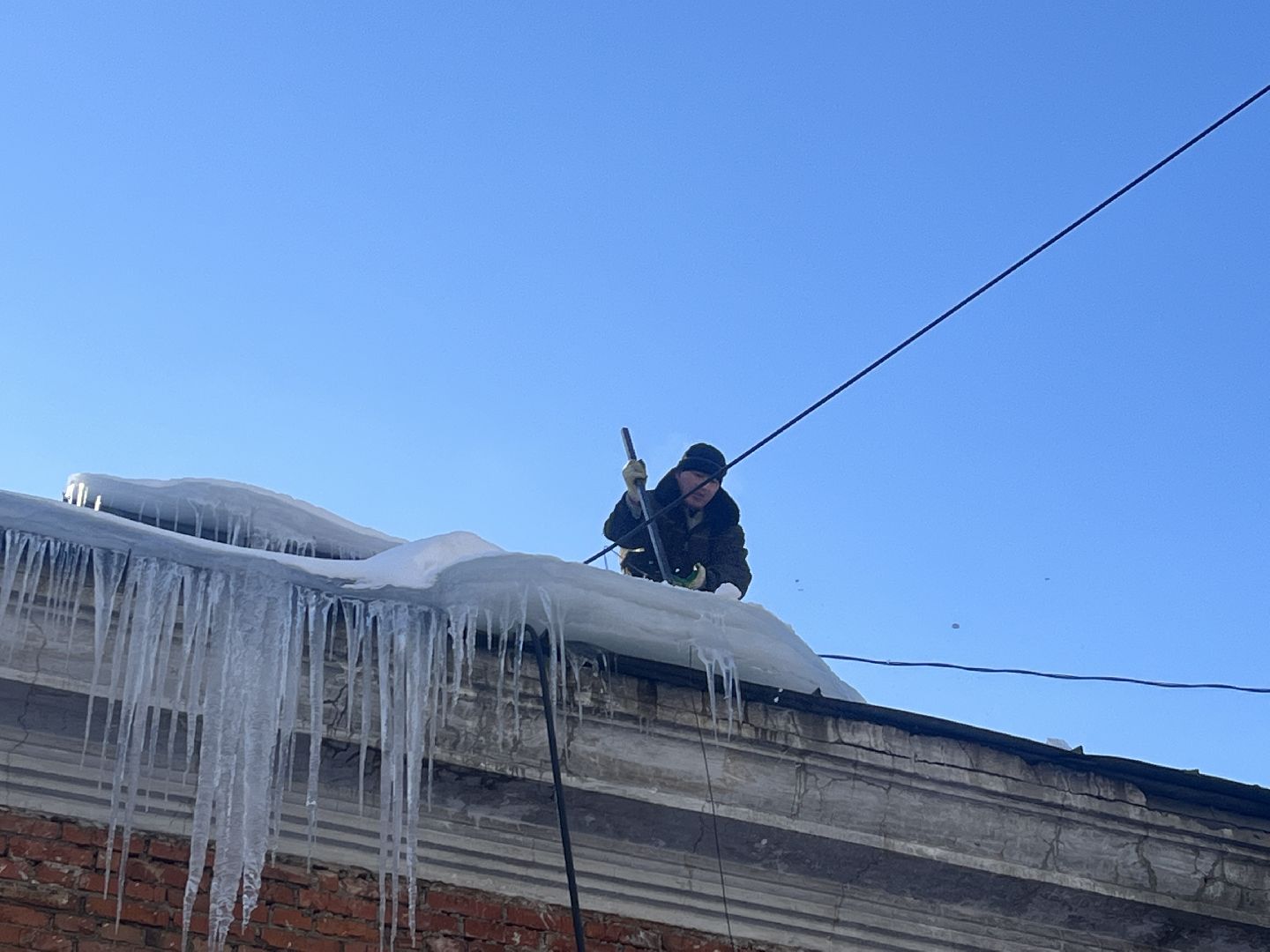 чистка кровли от снега, сбивание сосулек, сосульки, очистка крыш,