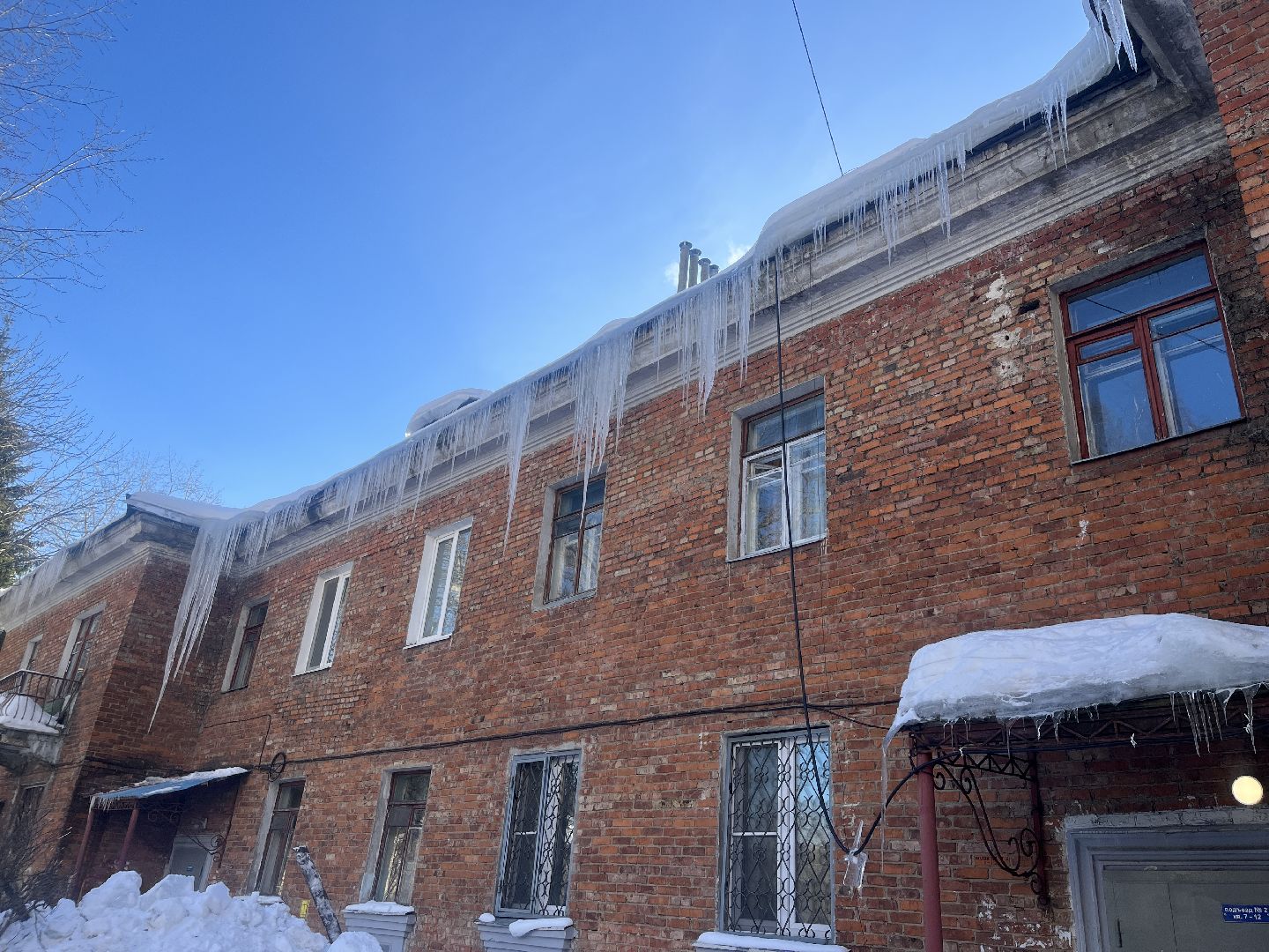 чистка кровли от снега, сбивание сосулек, сосульки, очистка крыш,