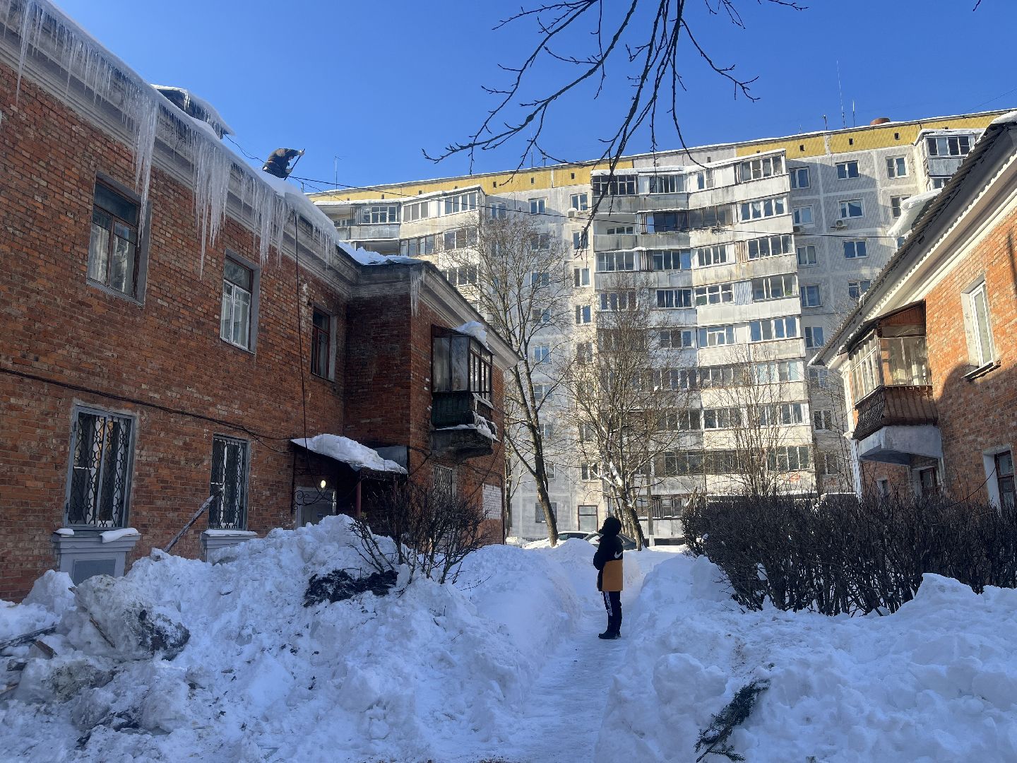 чистка кровли от снега, сбивание сосулек, сосульки, очистка крыш,