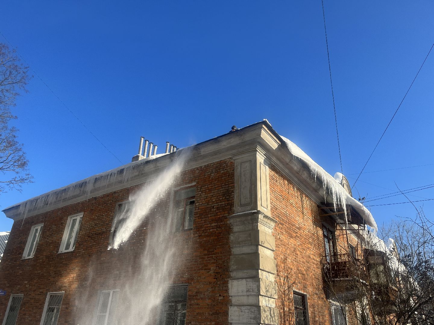 чистка кровли от снега, сбивание сосулек, сосульки, очистка крыш,