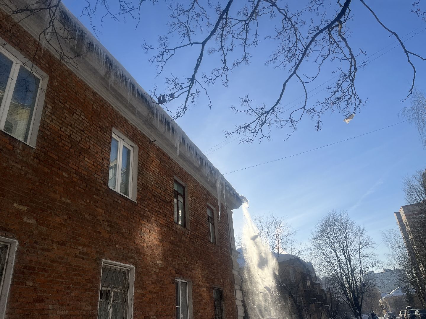 чистка кровли от снега, сбивание сосулек, сосульки, очистка крыш,