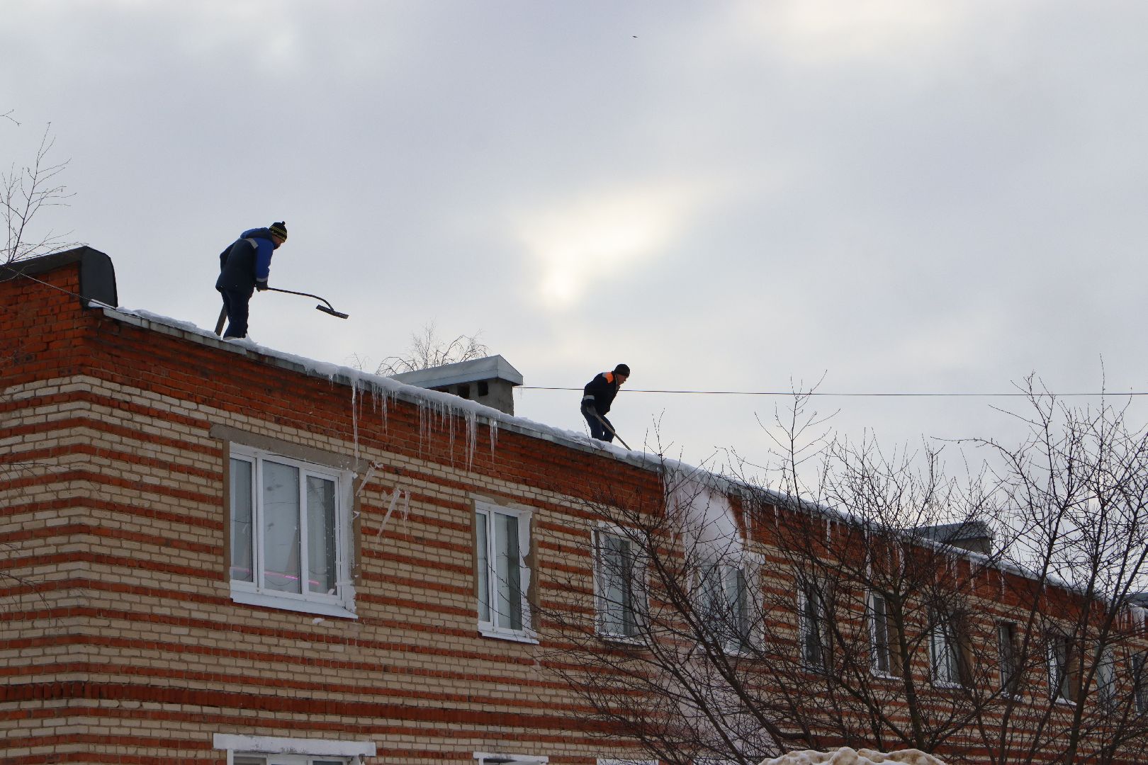 Серебряные Пруды, ЖКХ, сосульки, наледь на крыше,