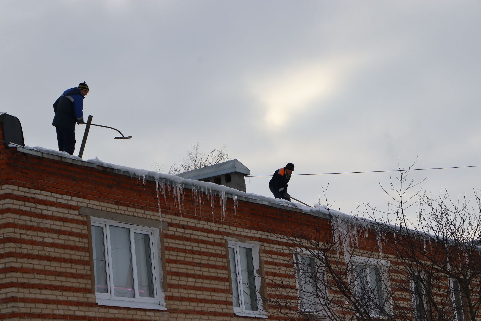 Серебряные Пруды, ЖКХ, сосульки, наледь на крыше,