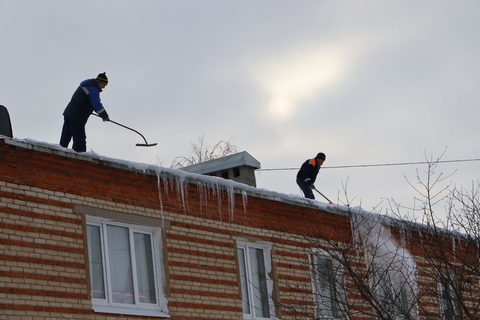 Серебряные Пруды, ЖКХ, сосульки, наледь на крыше,