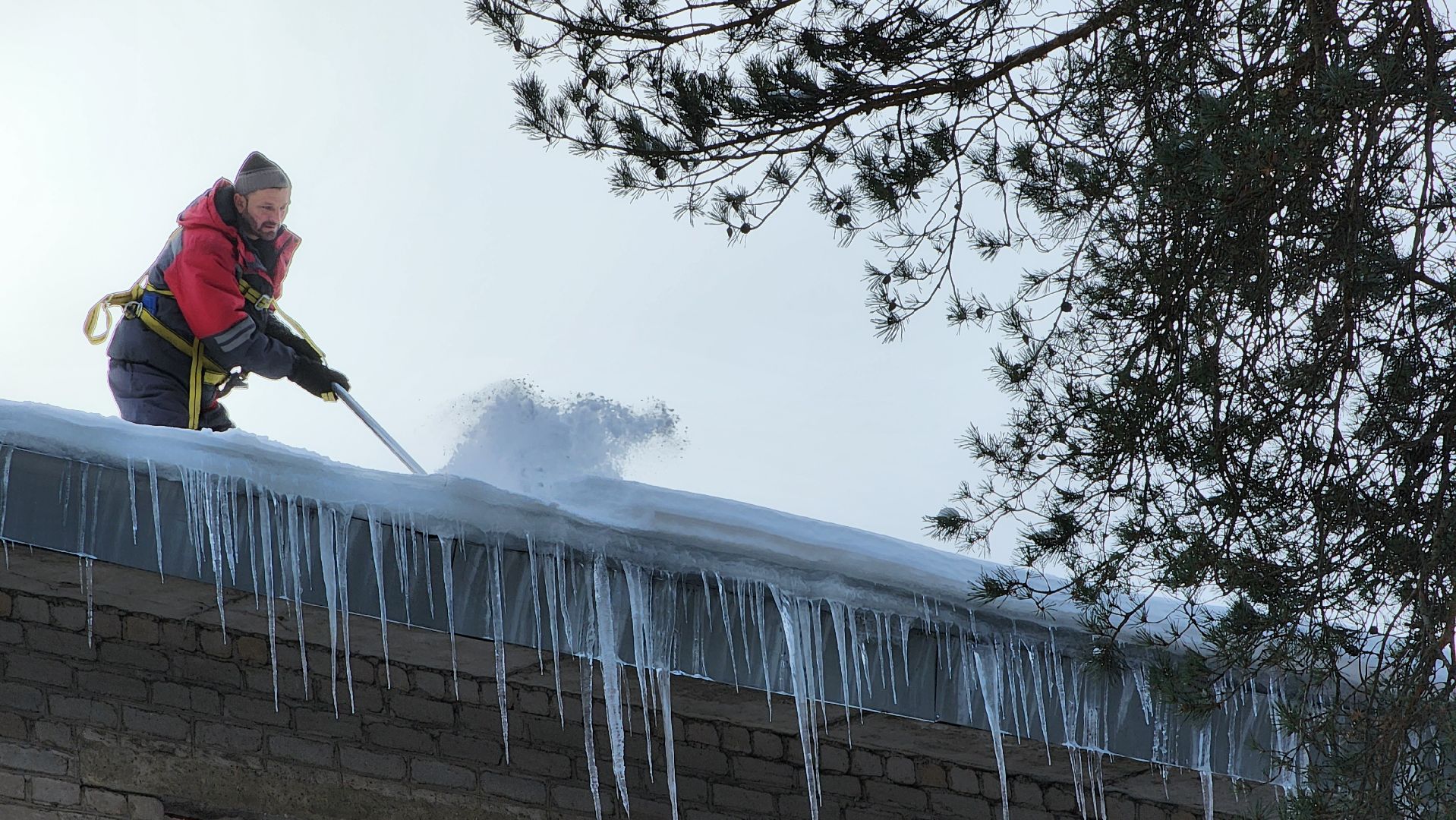 протвино, благоустойство, зима, сосульки, очистка крыш,