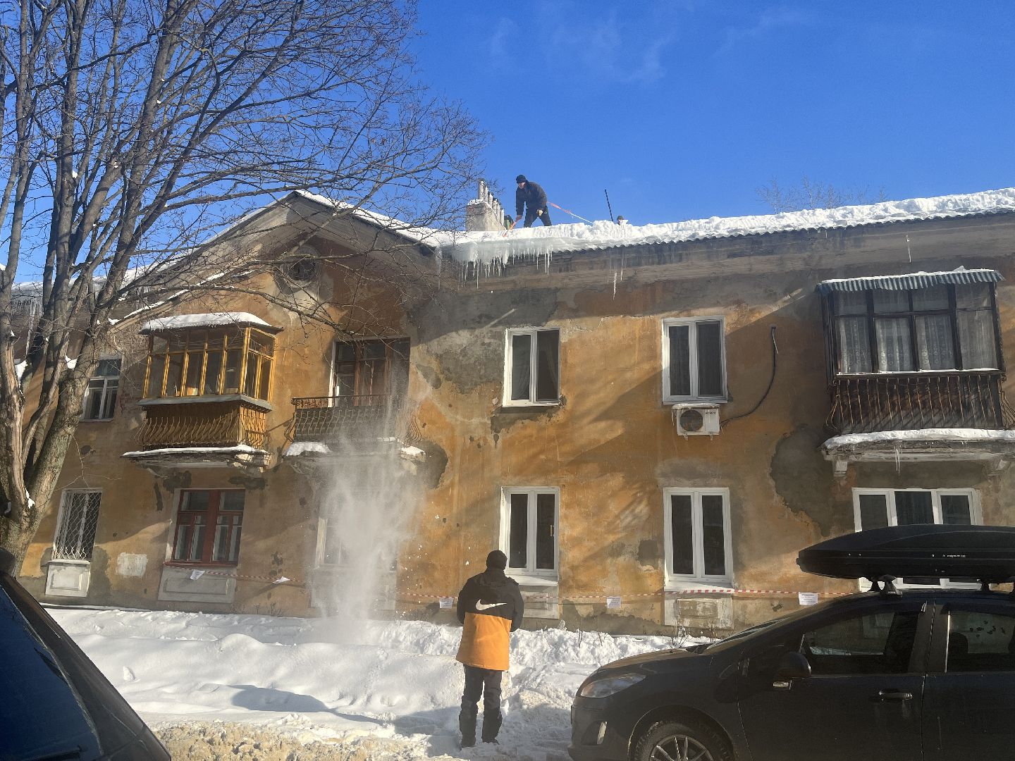 очистка крыш, сосульки, сбивание сосулек,