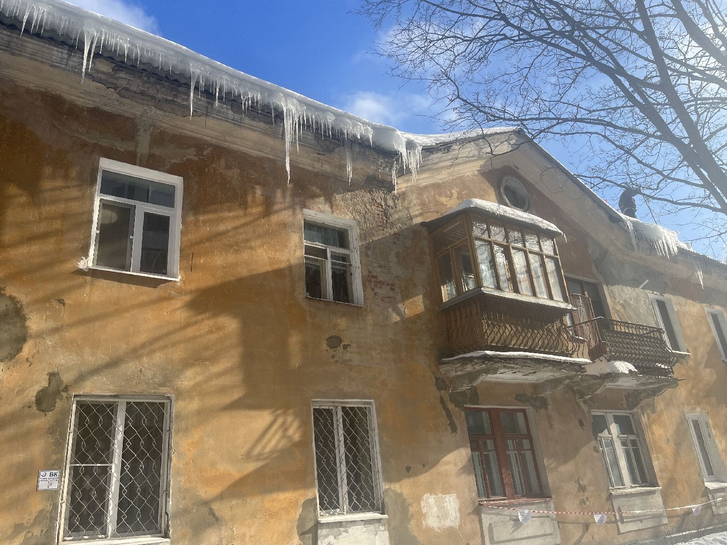 очистка крыш, сосульки, сбивание сосулек,