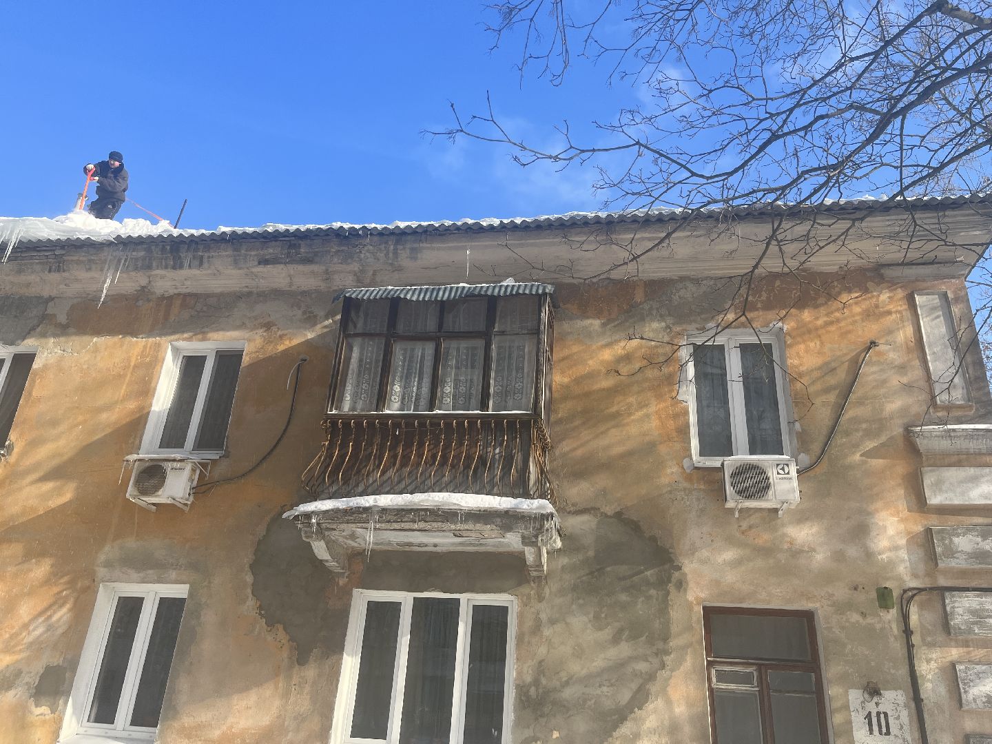 очистка крыш, сосульки, сбивание сосулек,