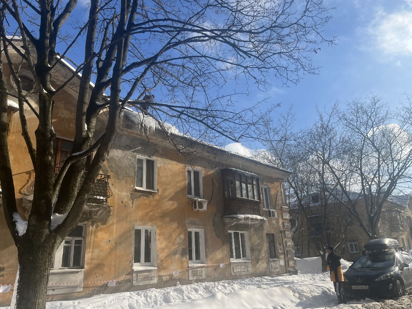 очистка крыш, сосульки, сбивание сосулек,