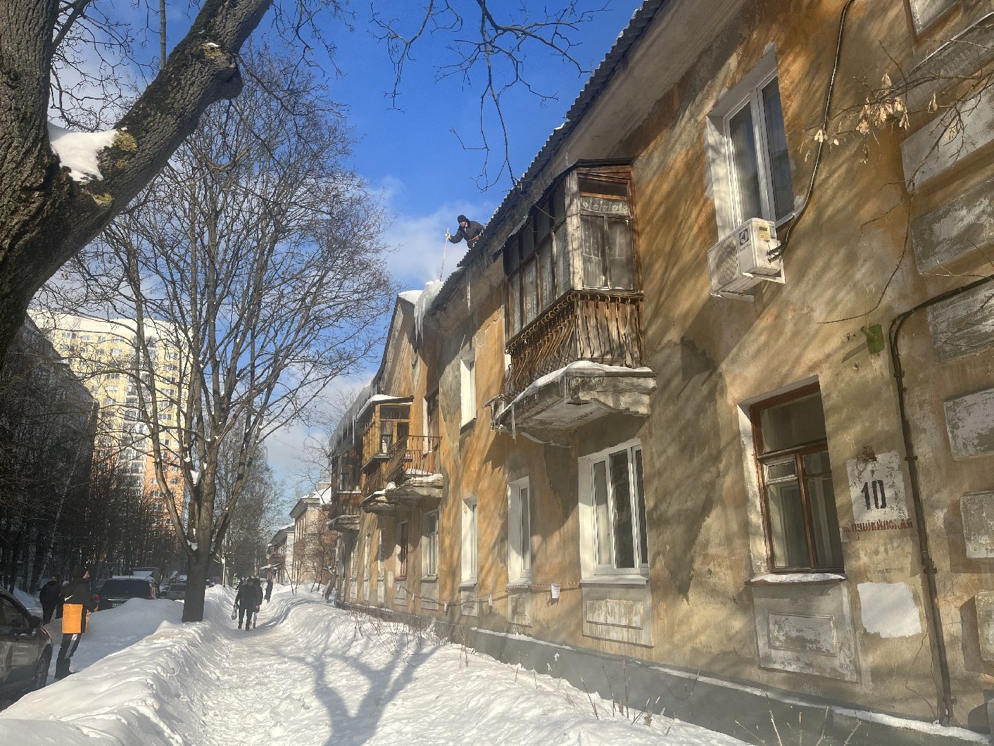 очистка крыш, сосульки, сбивание сосулек,
