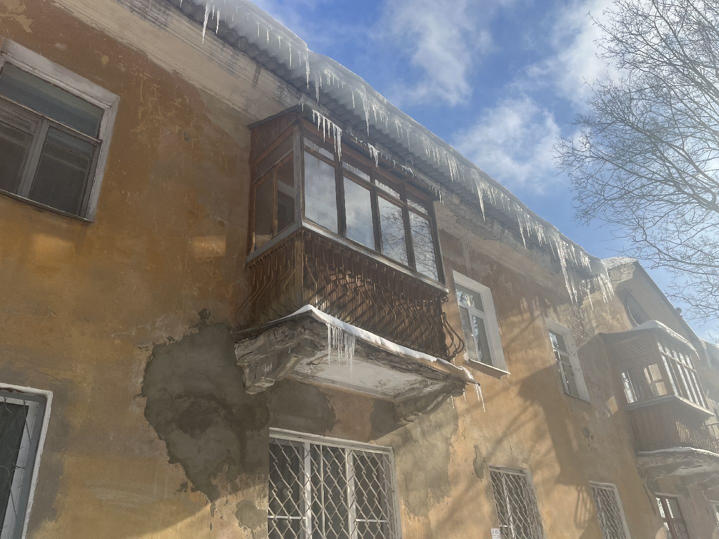 очистка крыш, сосульки, сбивание сосулек,