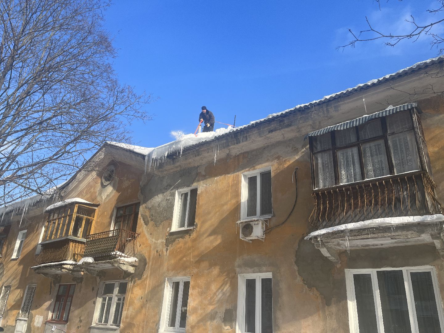 очистка крыш, сосульки, сбивание сосулек,