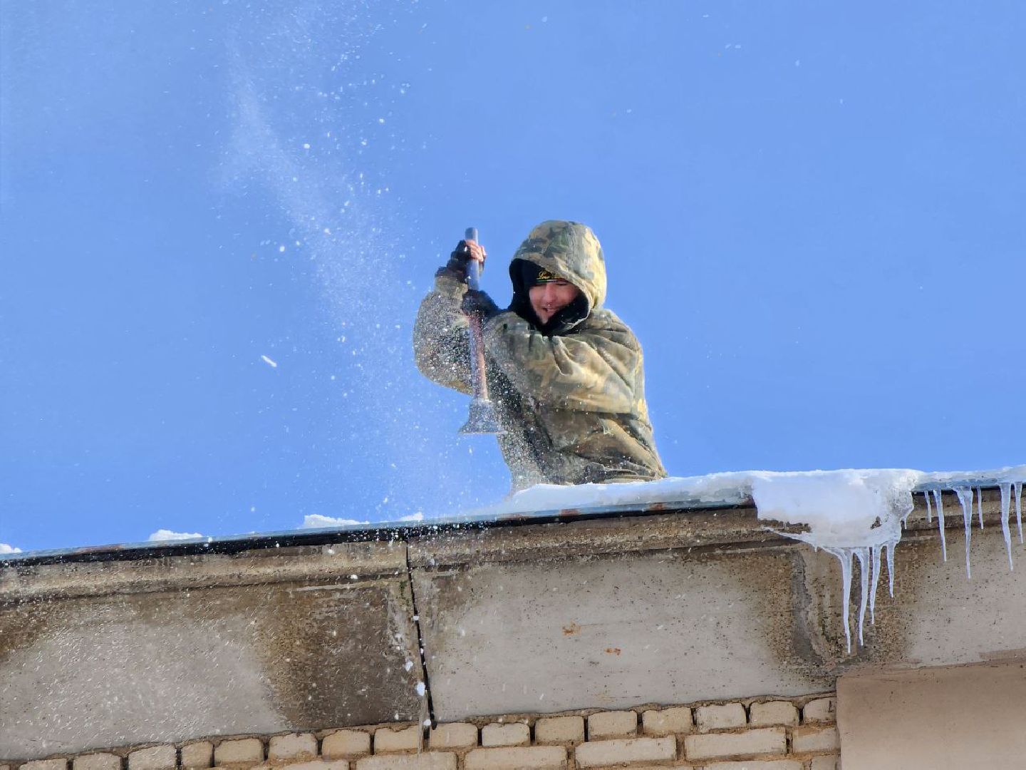 можайск, можайский городской округ, подмосковье, очистка крыш, кровля, наледь, снег, сосульки, промышленные альпинисты, жкх,