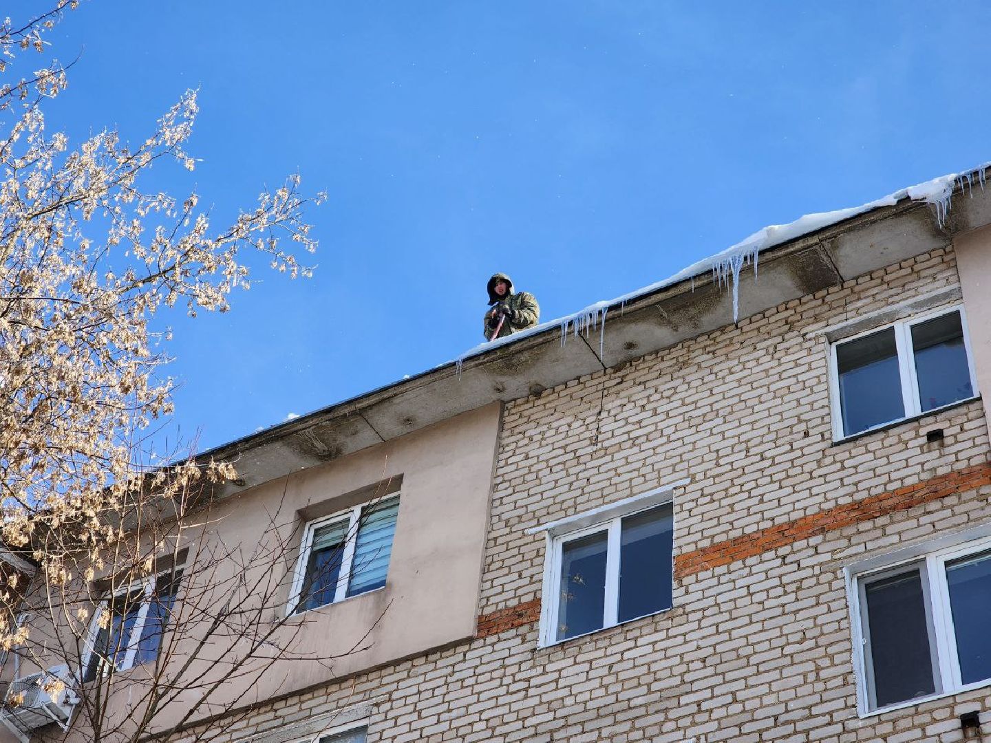 можайск, можайский городской округ, подмосковье, очистка крыш, кровля, наледь, снег, сосульки, промышленные альпинисты, жкх,