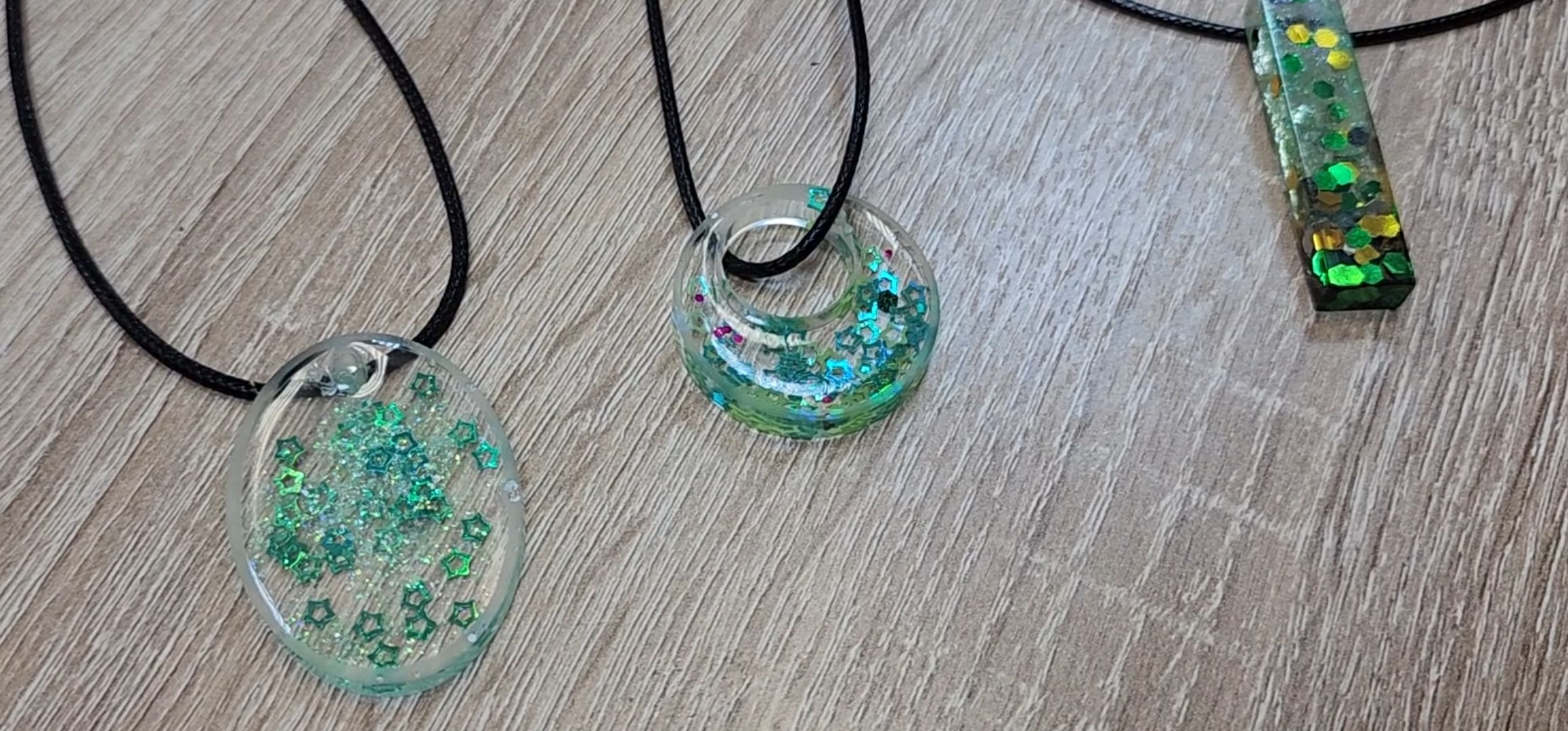 кашира, активное долголетие, кулон, брелок, эпоксидная смола, блестки, бисер,