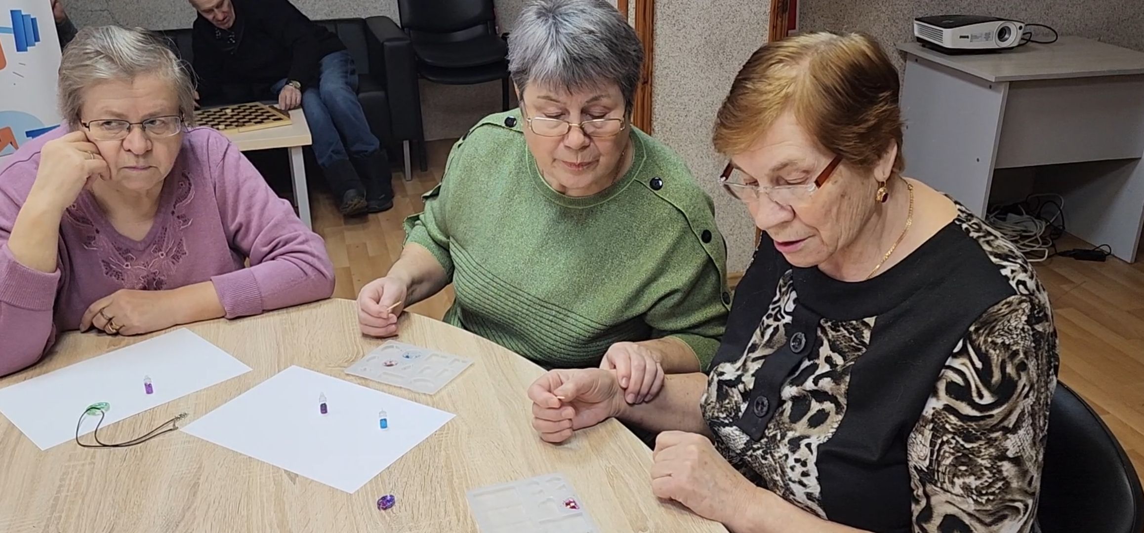 кашира, активное долголетие, кулон, брелок, эпоксидная смола, блестки, бисер,