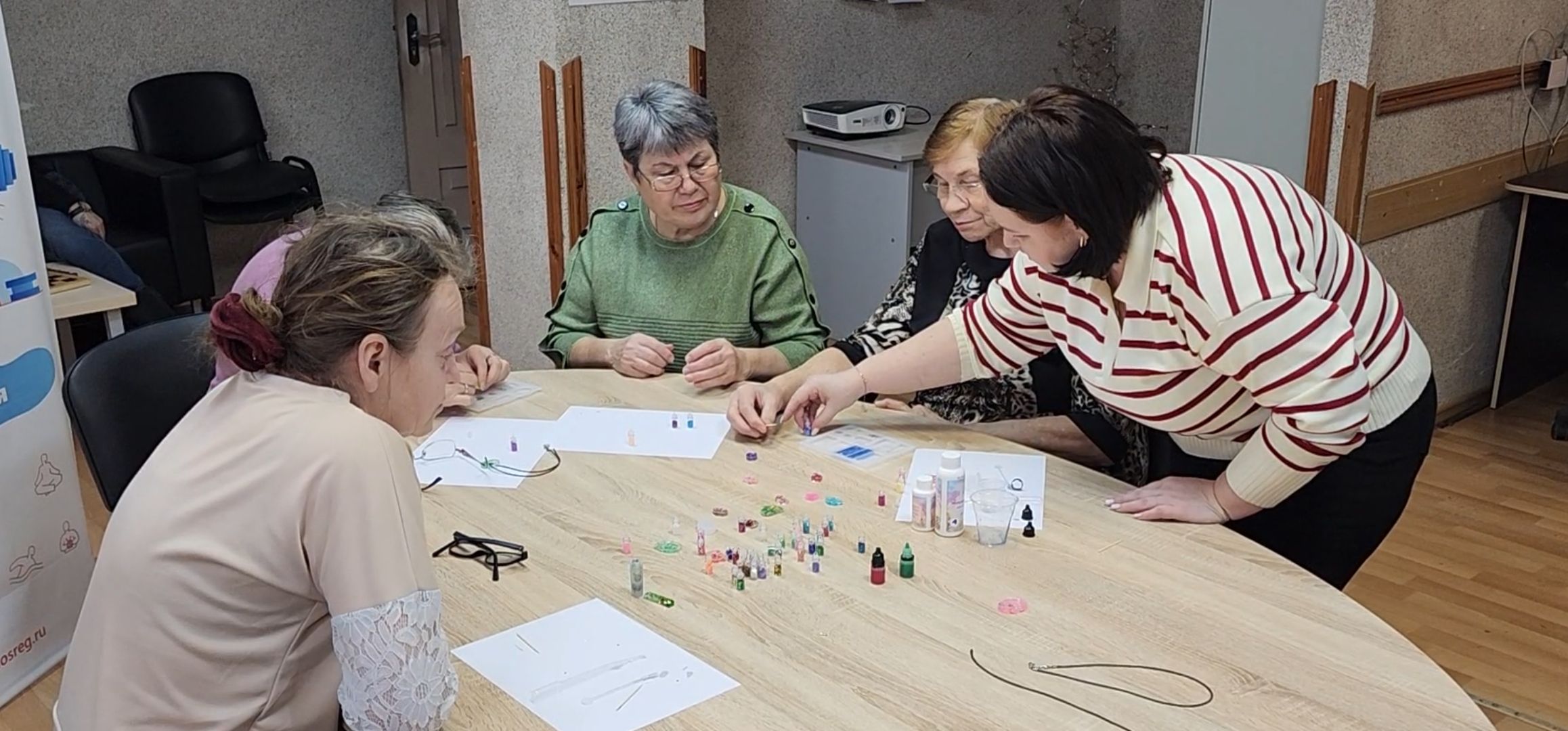 кашира, активное долголетие, кулон, брелок, эпоксидная смола, блестки, бисер,