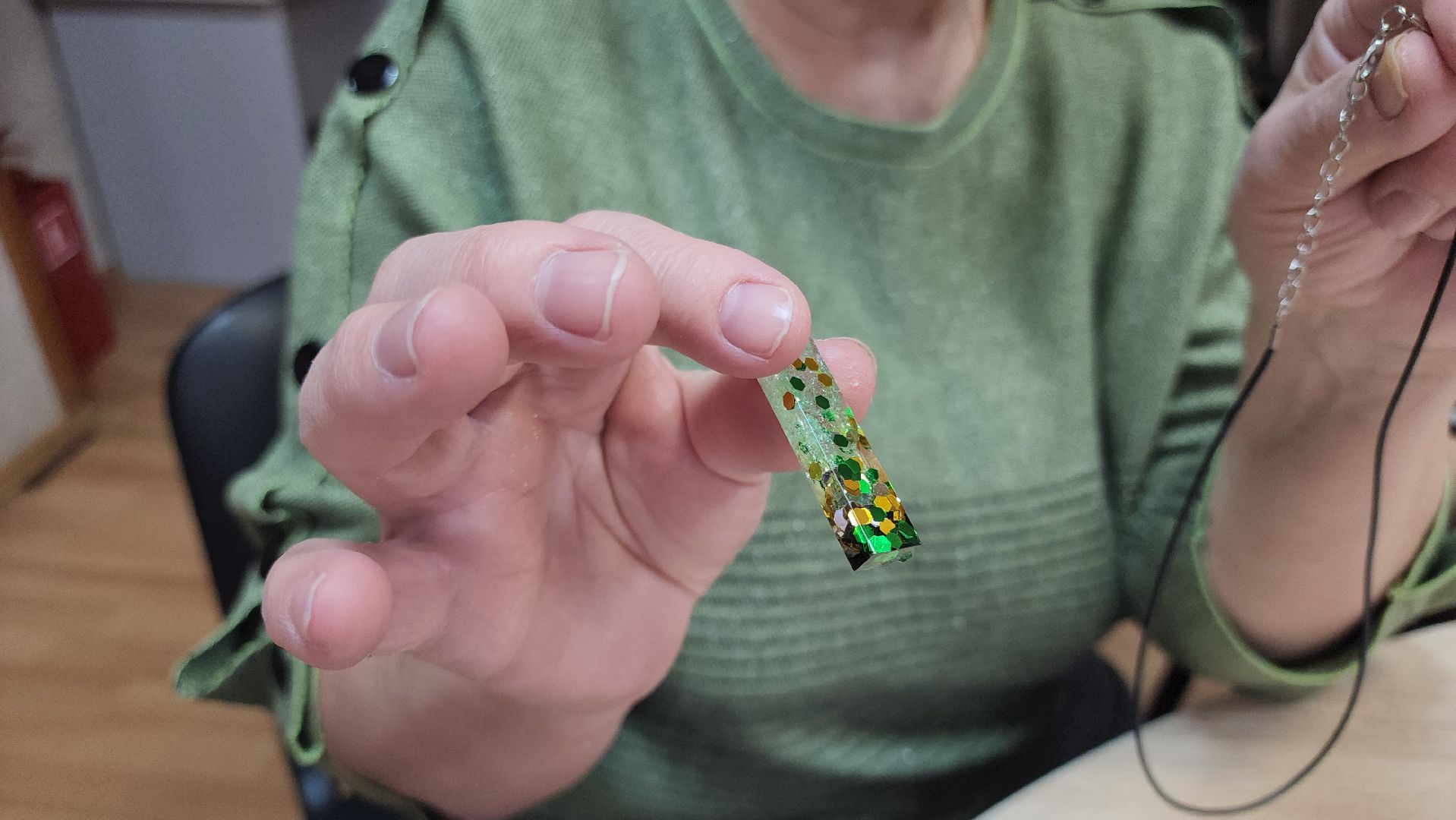 кашира, активное долголетие, кулон, брелок, эпоксидная смола, блестки, бисер,