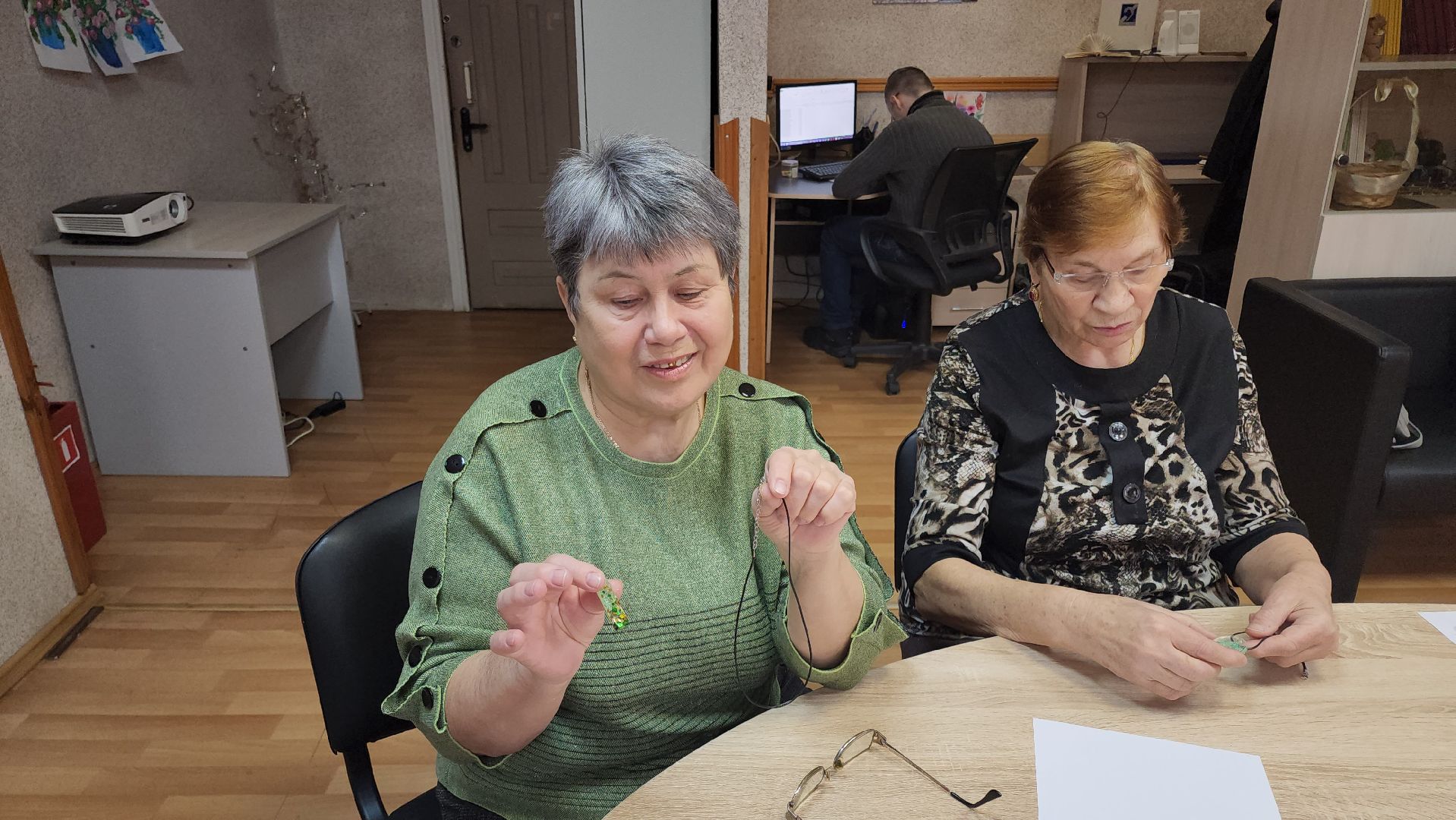 кашира, активное долголетие, кулон, брелок, эпоксидная смола, блестки, бисер,