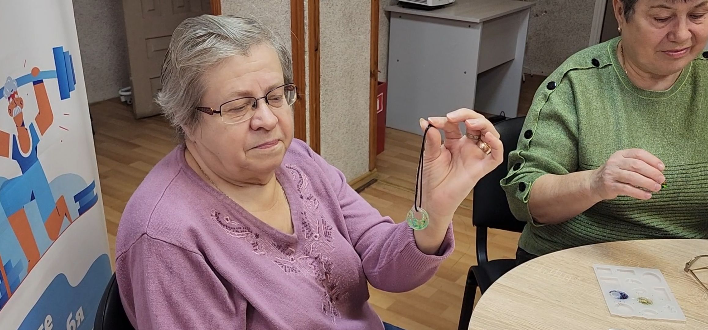 кашира, активное долголетие, кулон, брелок, эпоксидная смола, блестки, бисер,