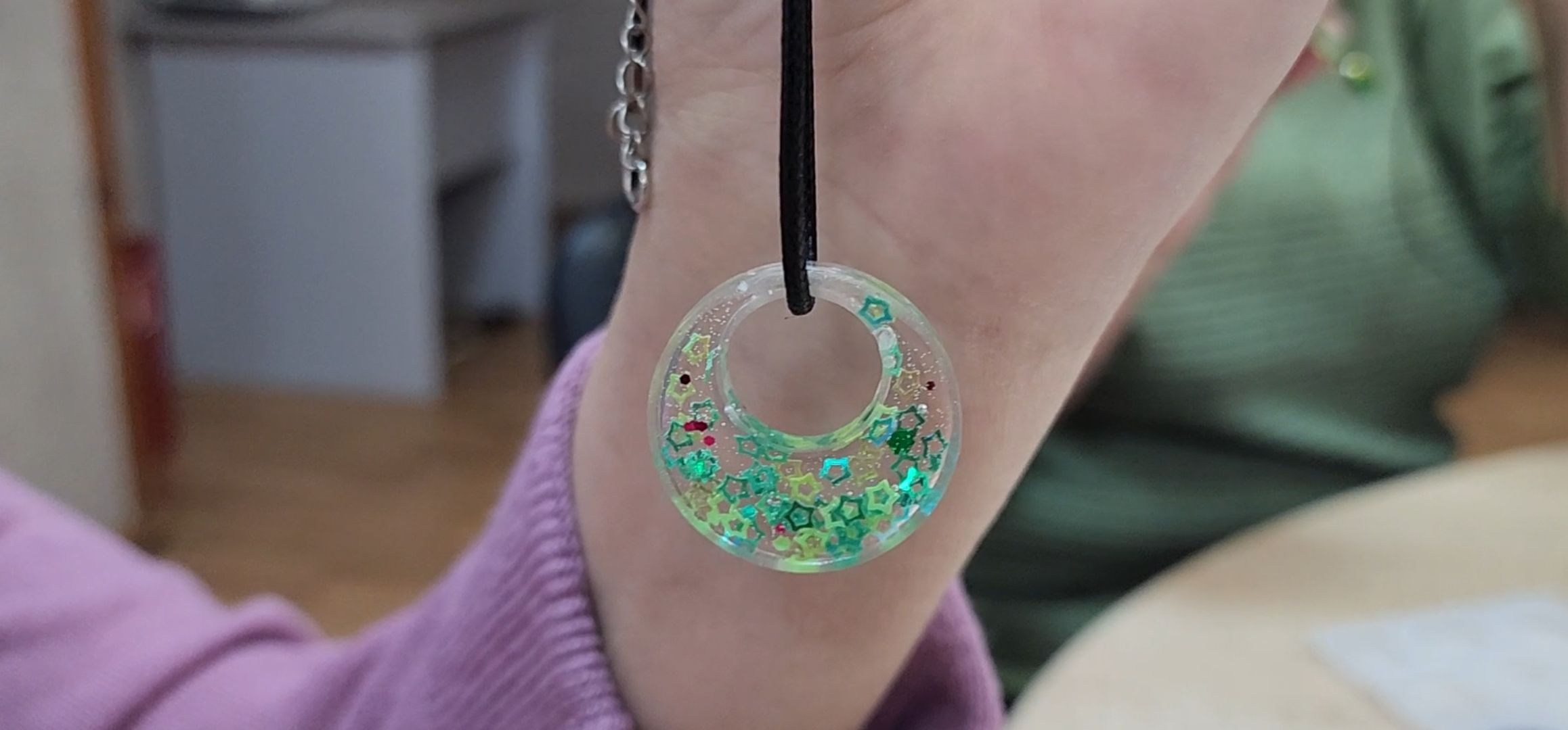 кашира, активное долголетие, кулон, брелок, эпоксидная смола, блестки, бисер,