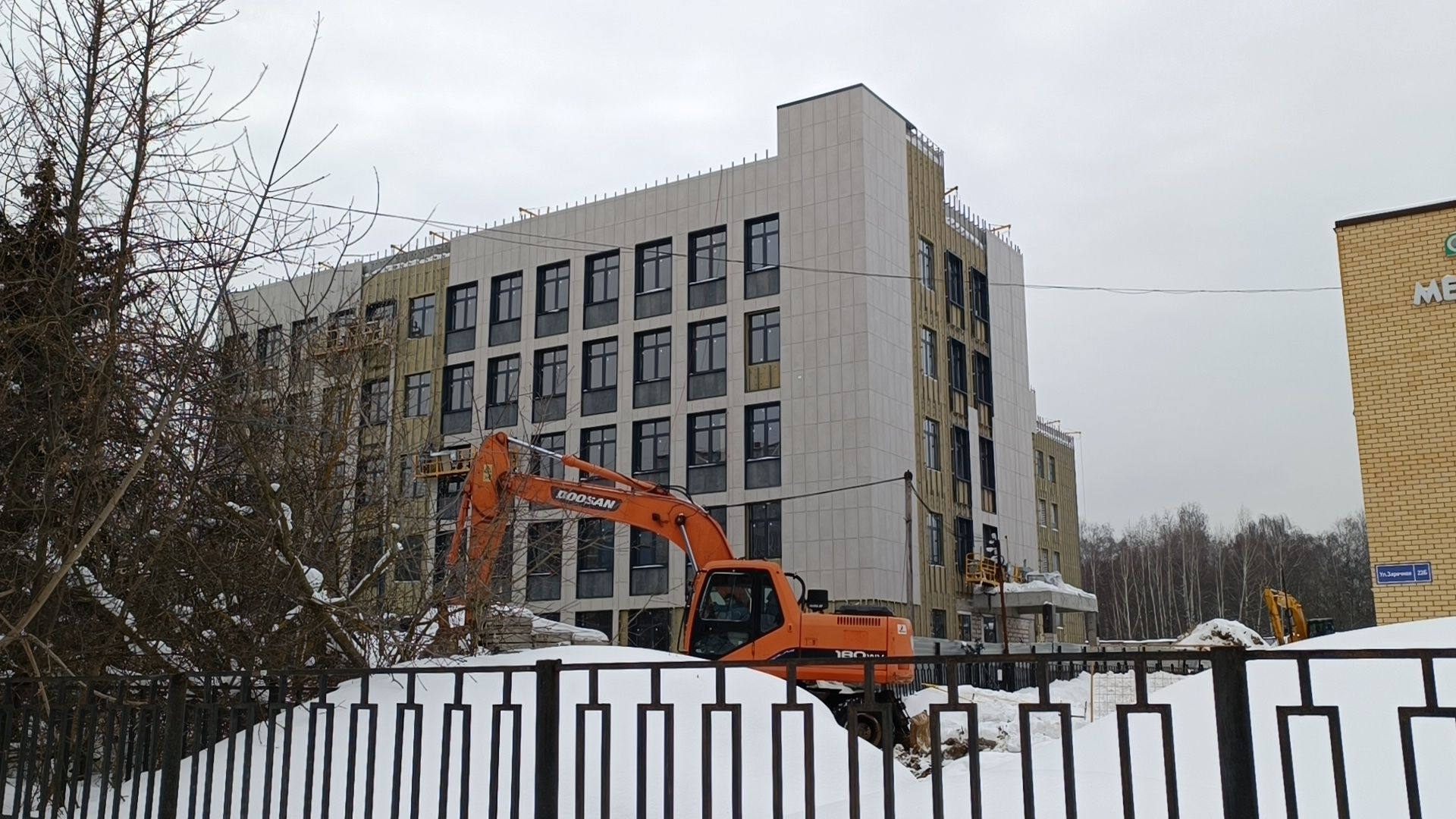 строительство, лобня, поликлиника, детский сад, школа,