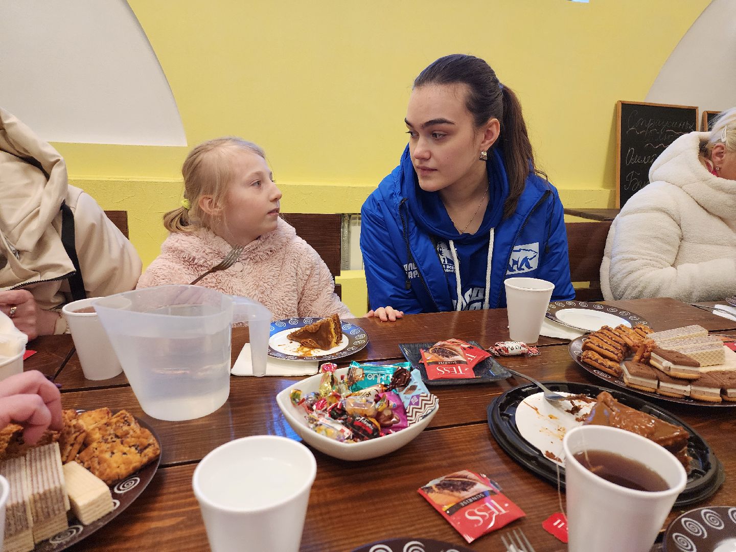 серпухов, подмосковье, дети, жены участников сво, страусиная ферма, МГЕР, диана алумянц,