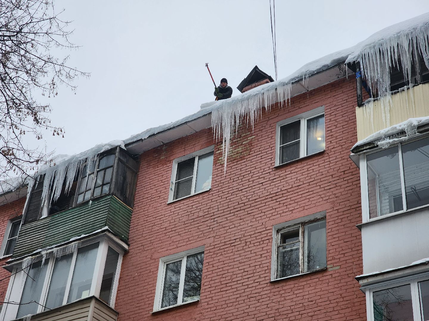 пушкино, сосульки, жкх, наледь на крыше,