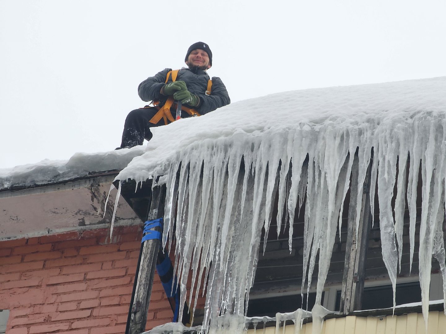 пушкино, сосульки, жкх, наледь на крыше,