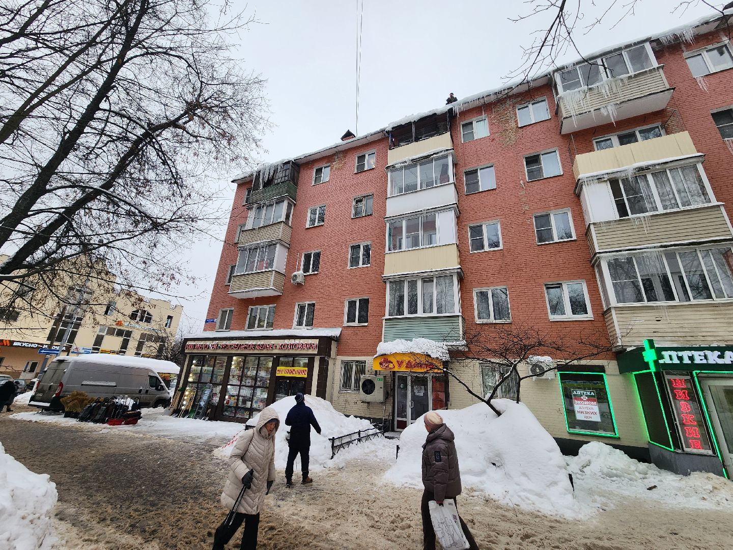 пушкино, сосульки, жкх, наледь на крыше,