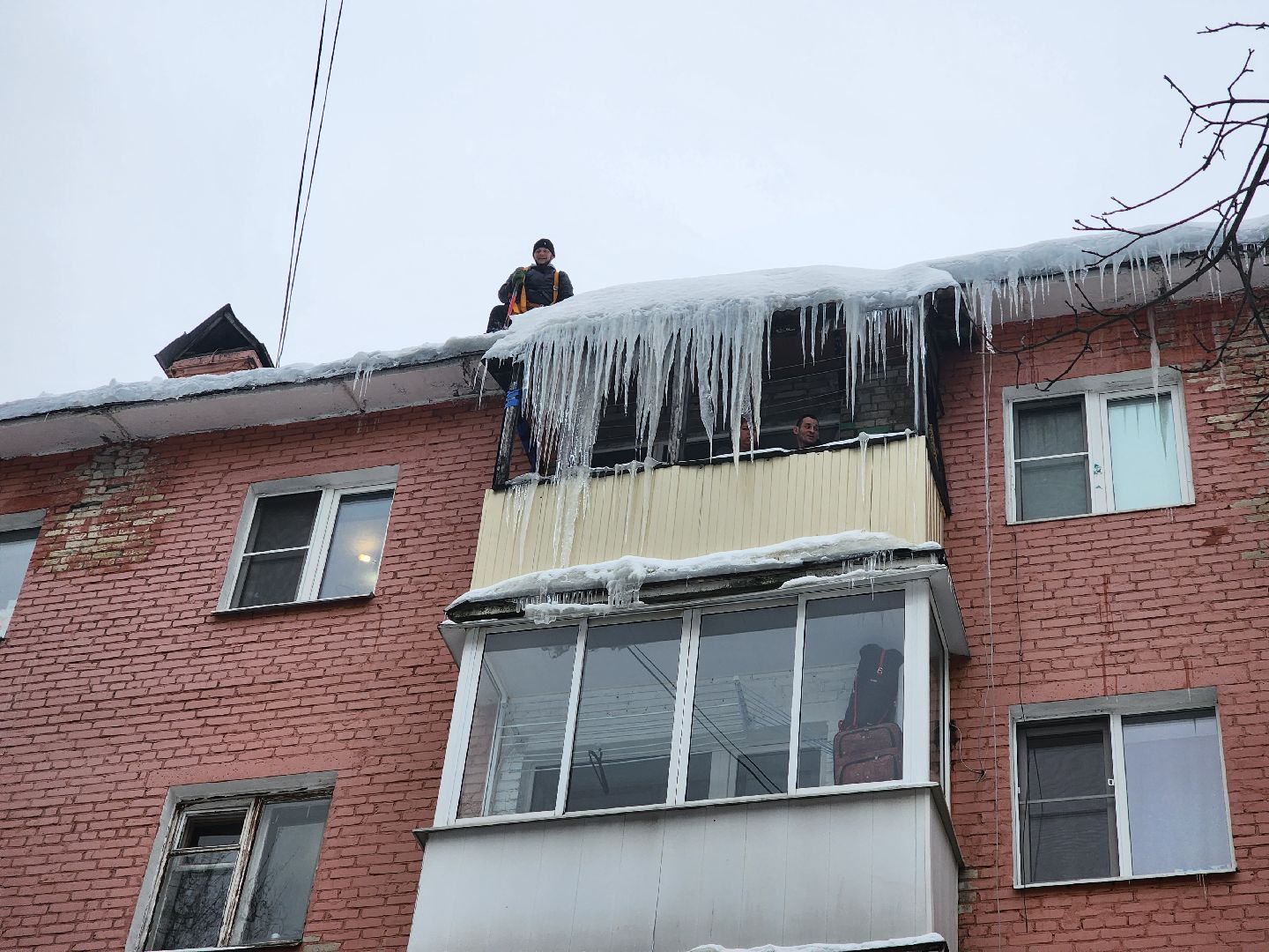 пушкино, сосульки, жкх, наледь на крыше,