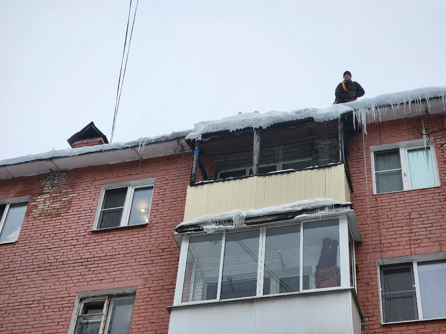 пушкино, сосульки, жкх, наледь на крыше,