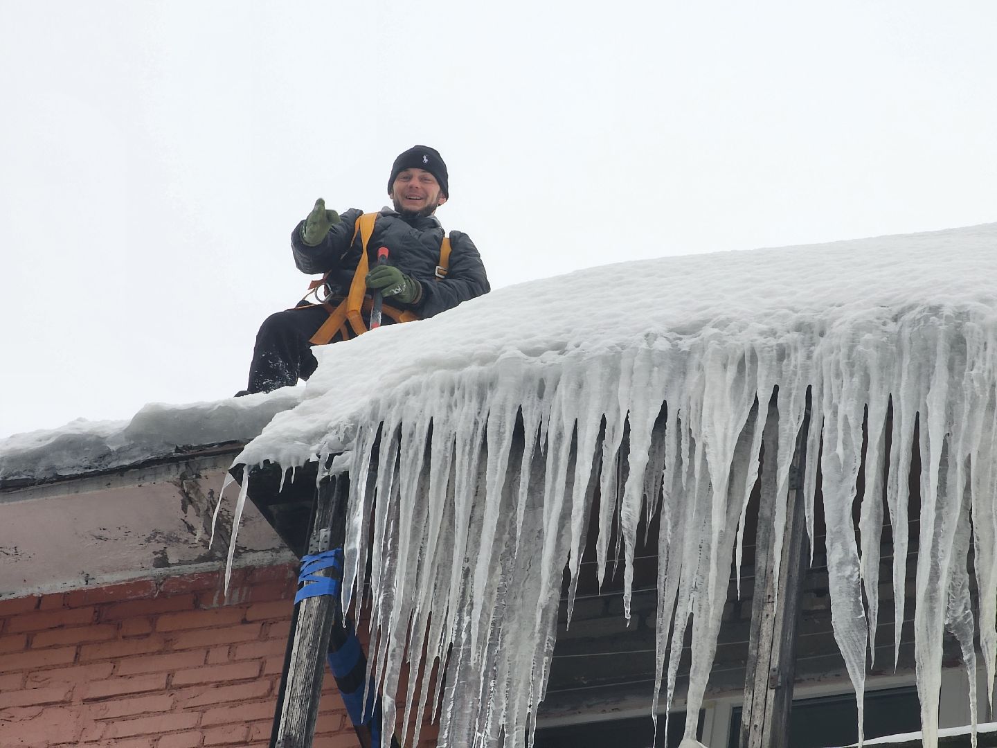 пушкино, сосульки, жкх, наледь на крыше,
