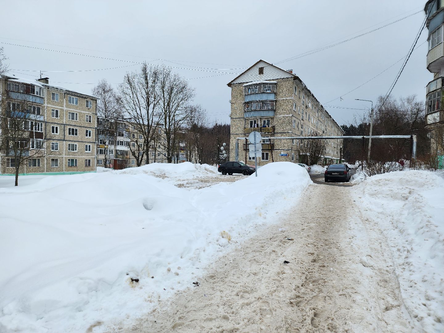 дорожные знаки, контейнерные площадки,