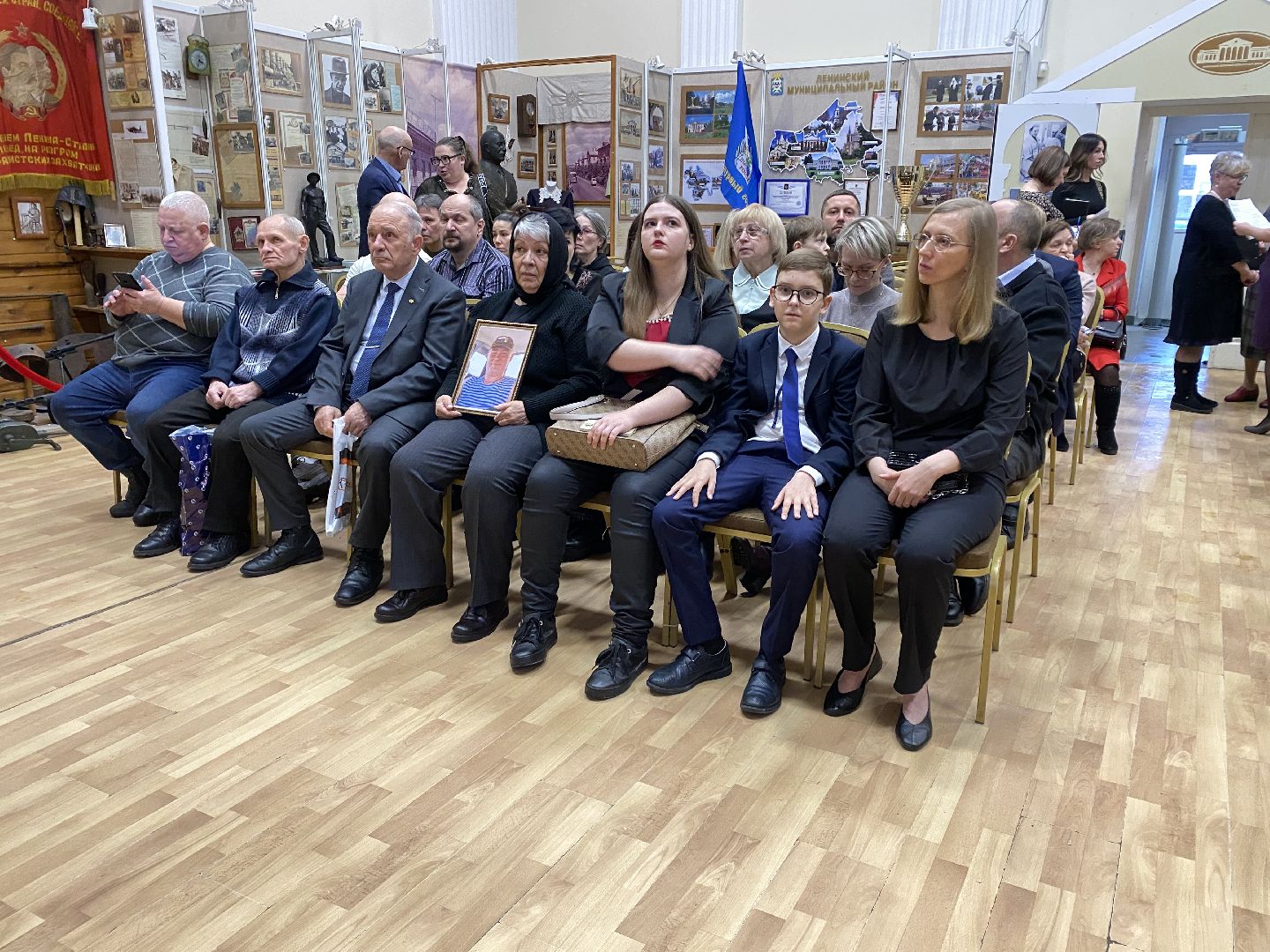 сво, семьи участников сво, глава ленинского городского округа, награждение, станислав каторов,