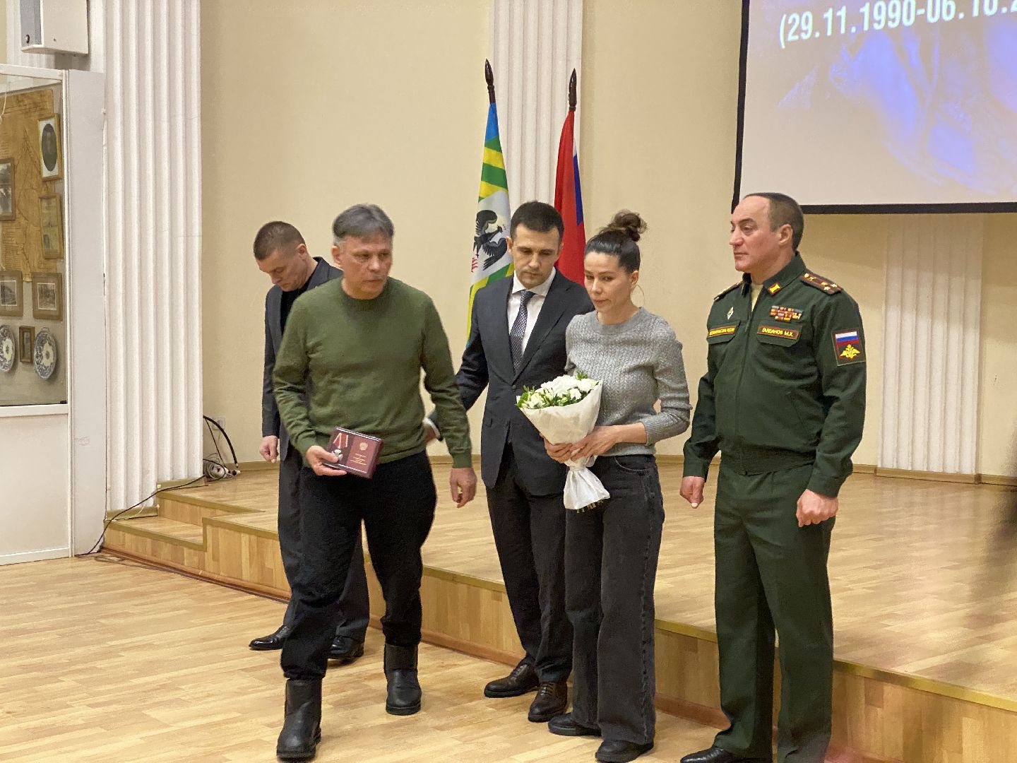 сво, семьи участников сво, глава ленинского городского округа, награждение, станислав каторов,