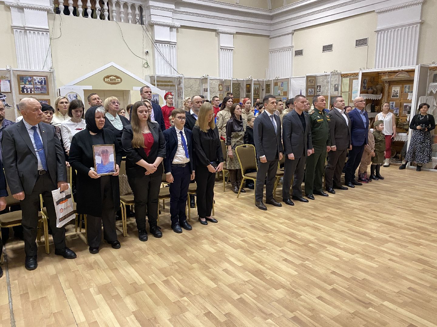 сво, семьи участников сво, глава ленинского городского округа, награждение, станислав каторов,