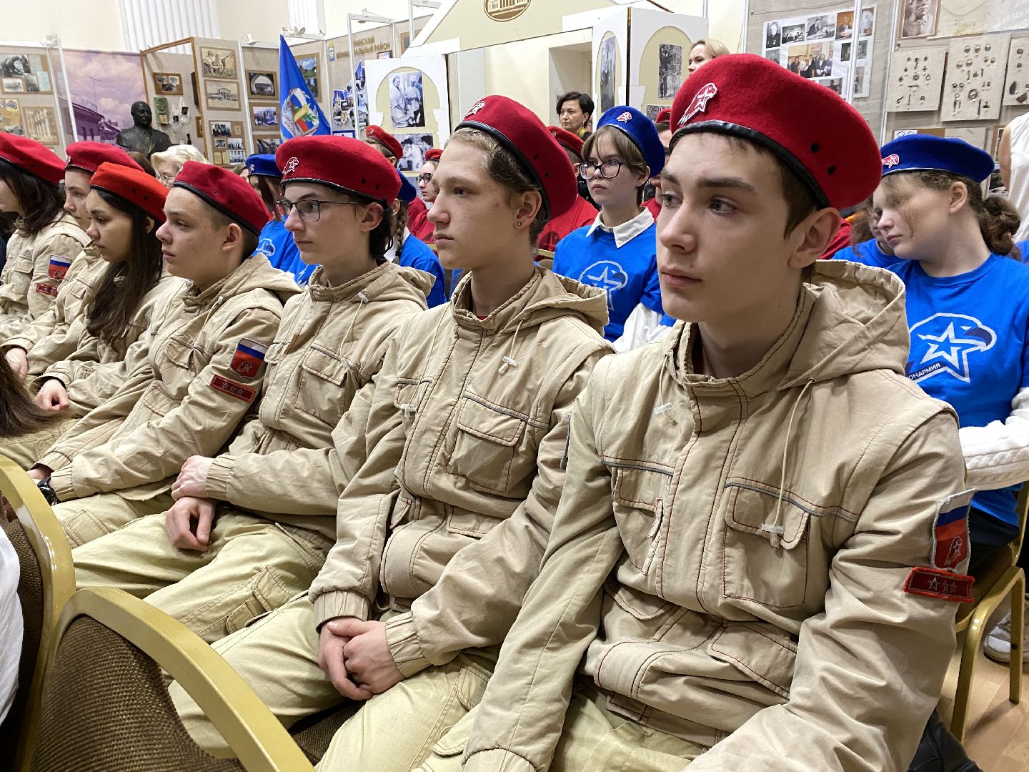 сво, семьи участников сво, глава ленинского городского округа, награждение, станислав каторов,